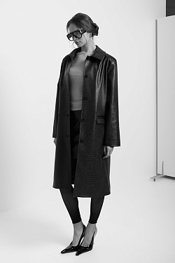 Тренч удлиненный из экокожи с эффектом тиснения