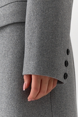Пальто силуэтное с акцентными плечами