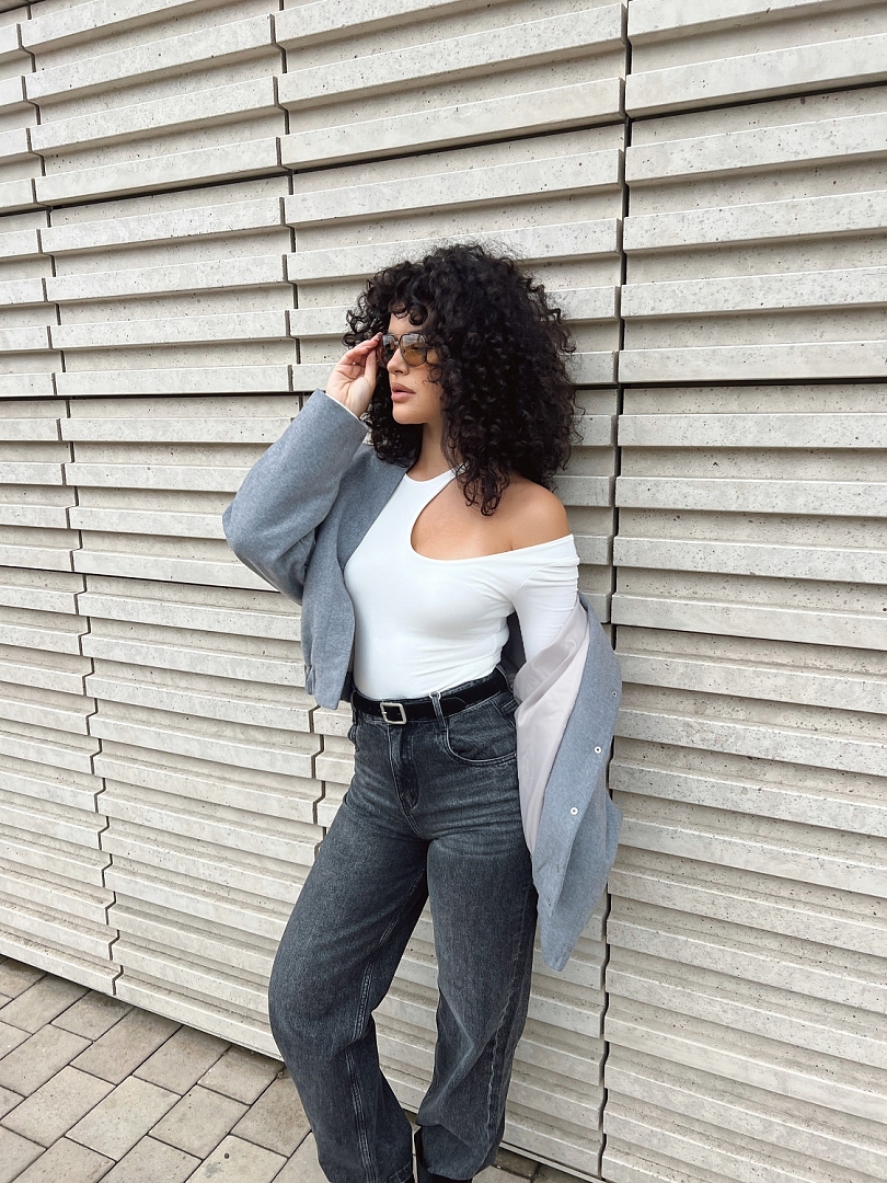 Боди с фигурным вырезом на плече