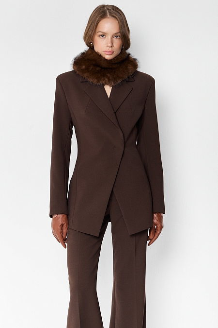 Жакет приталенный с акцентной брошью