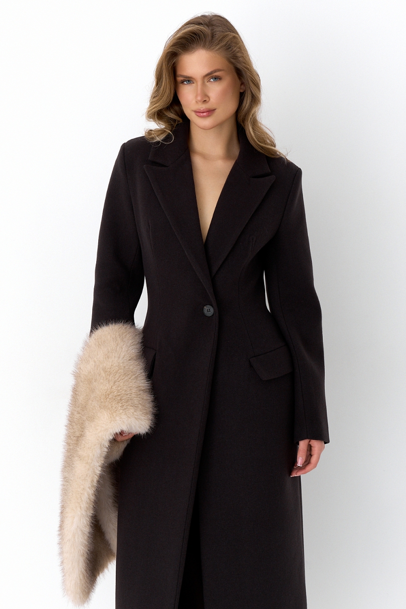 Пальто силуэтное с акцентными плечами