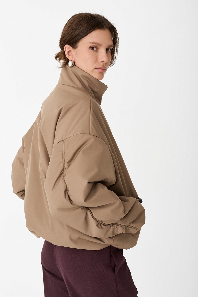 Бомбер утепленный со сборками по рукаву