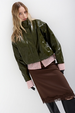 Бомбер из лакированной экокожи утепленный