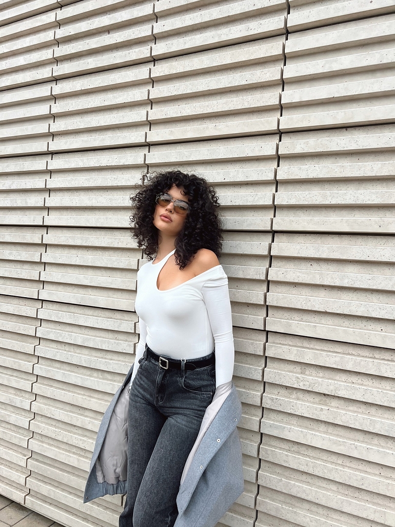 Боди с фигурным вырезом на плече