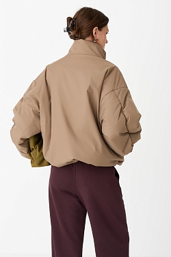 Бомбер утепленный со сборками по рукаву