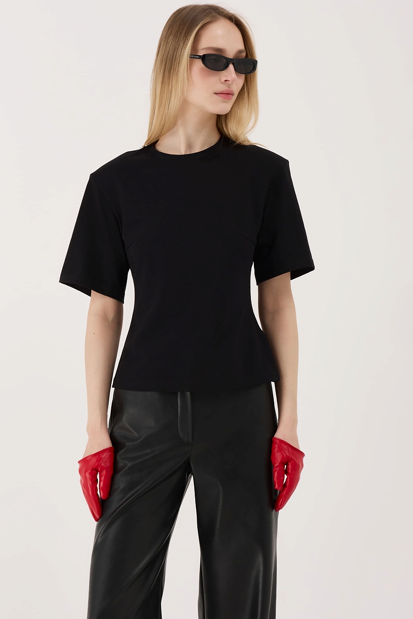 Футболка приталенного кроя с подплечниками