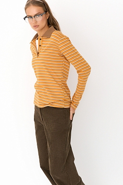 Лонгслив с воротником поло полуприталенный