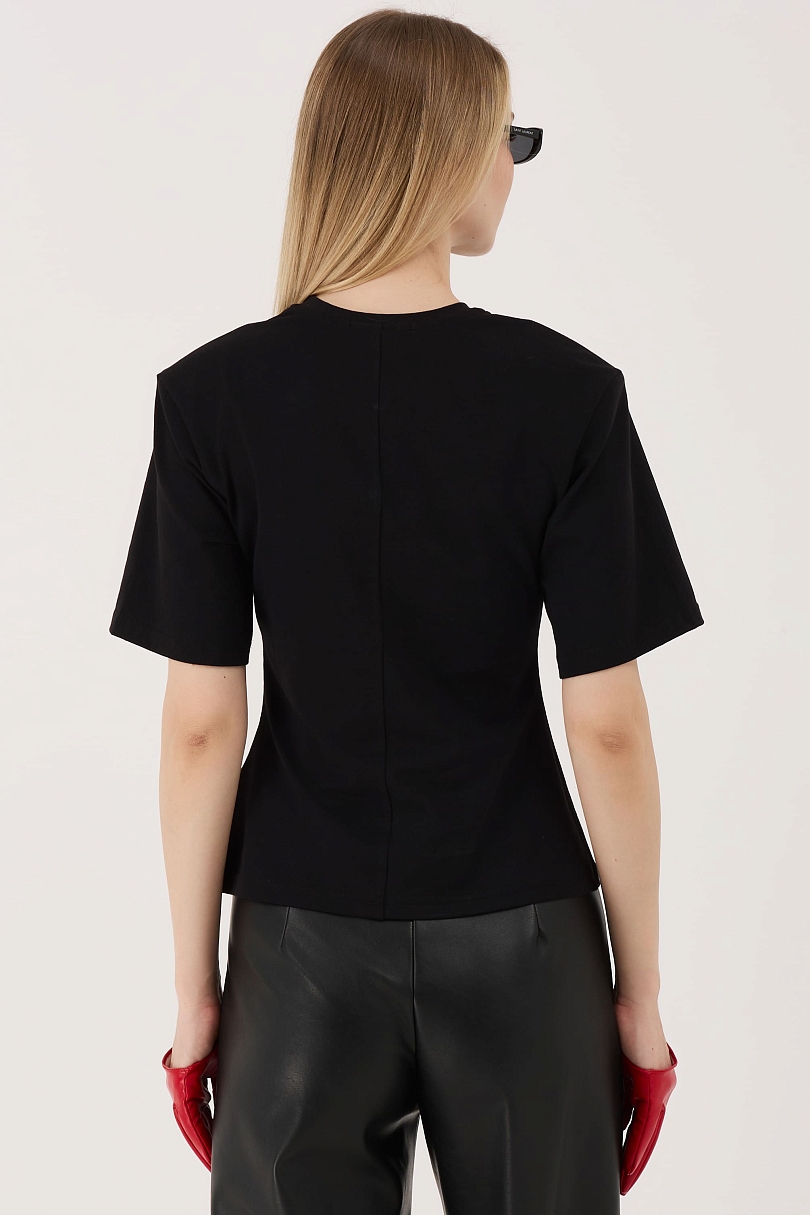 Футболка приталенного кроя с подплечниками