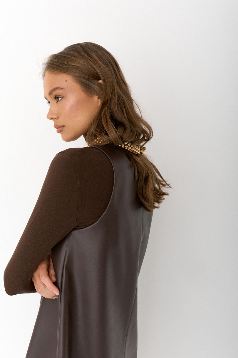 Сарафан из экокожи свободного кроя