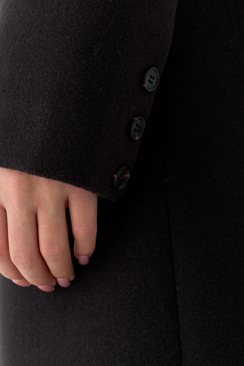 Пальто силуэтное с акцентными плечами