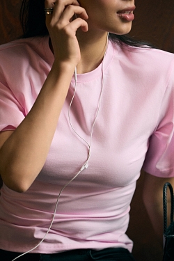 Футболка приталенного кроя с подплечниками