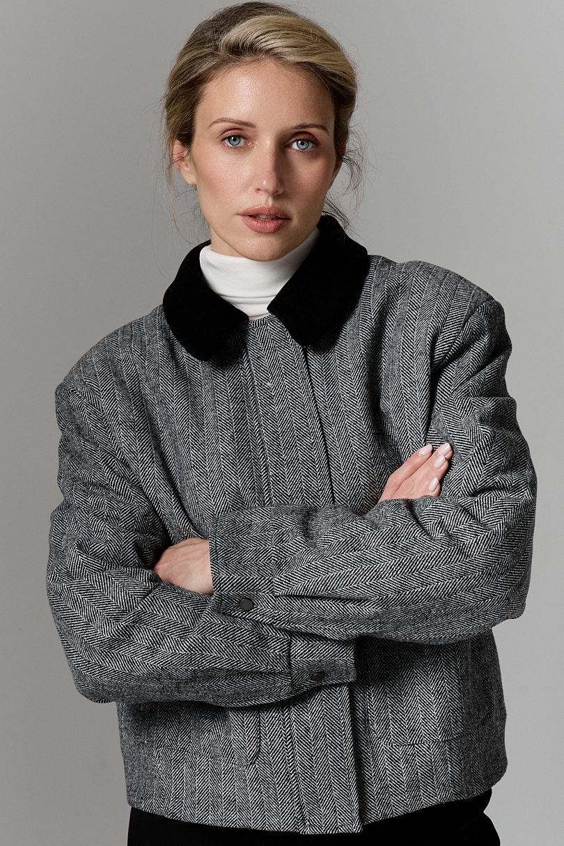 Бомбер из шерсти утепленный с контрастным воротником