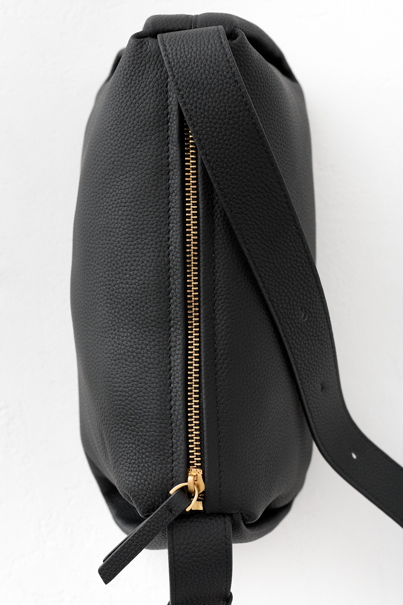 Сумка-хобо из зернистой кожи