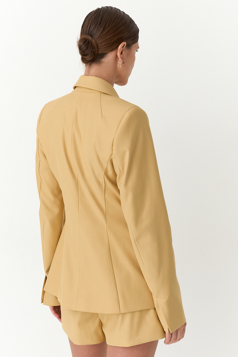 Жакет приталенный в классическом стиле