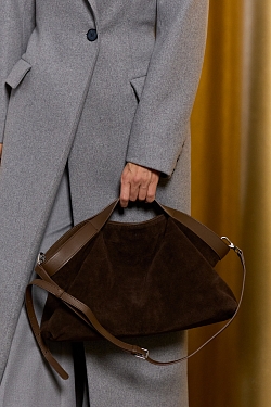 Пальто силуэтное с акцентными плечами