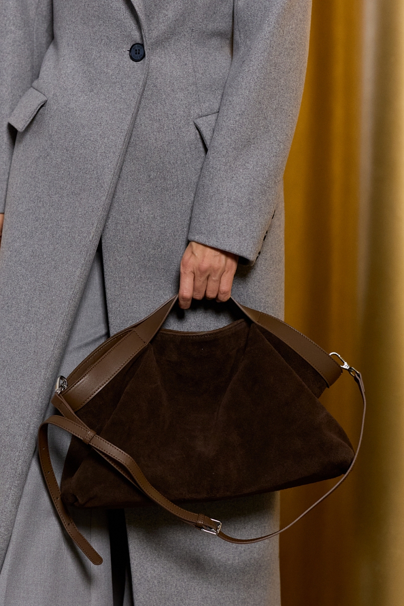 Пальто силуэтное с акцентными плечами