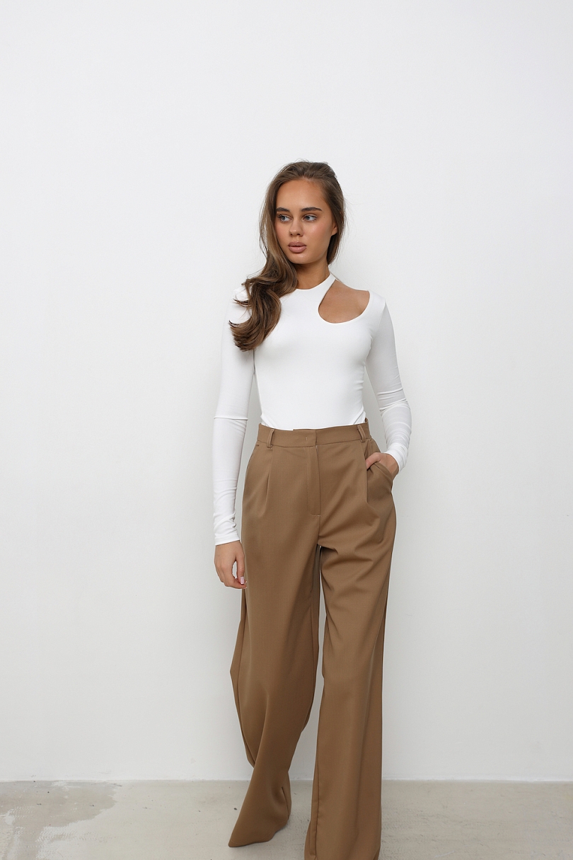 Боди с фигурным вырезом на плече