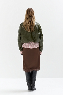 Бомбер из лакированной экокожи утепленный