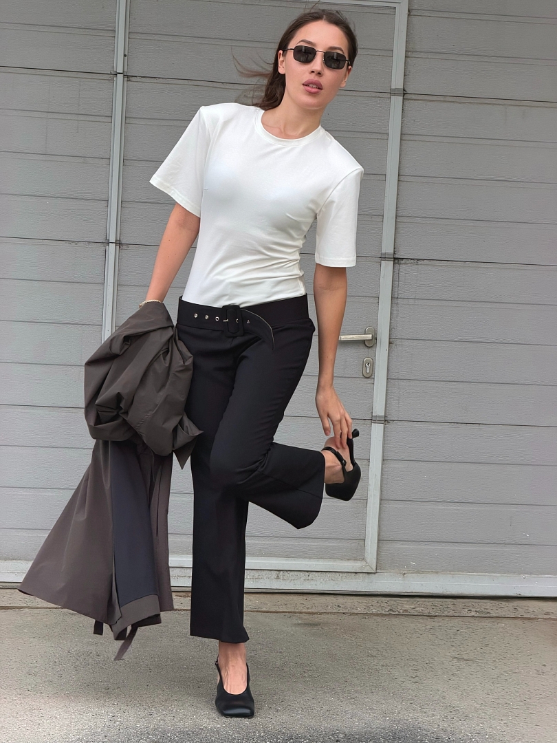 Футболка приталенного кроя с подплечниками