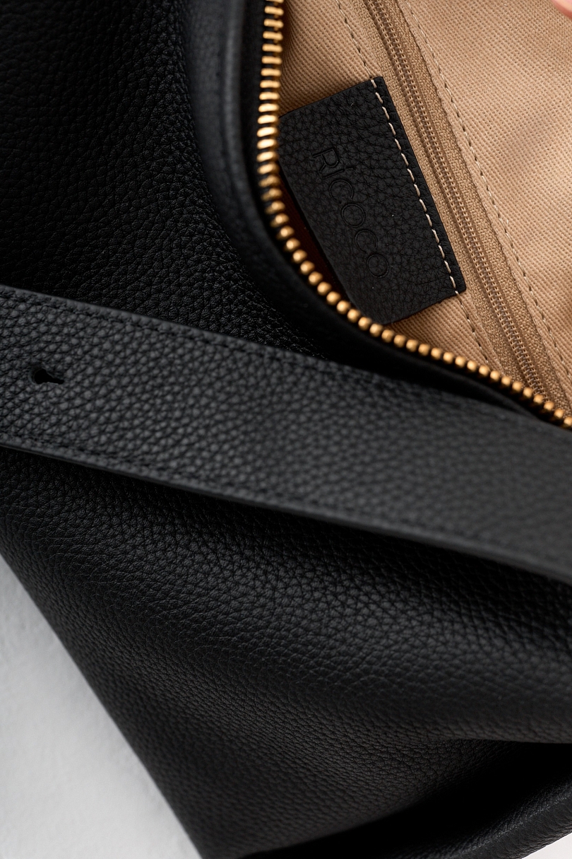 Сумка-хобо из зернистой кожи