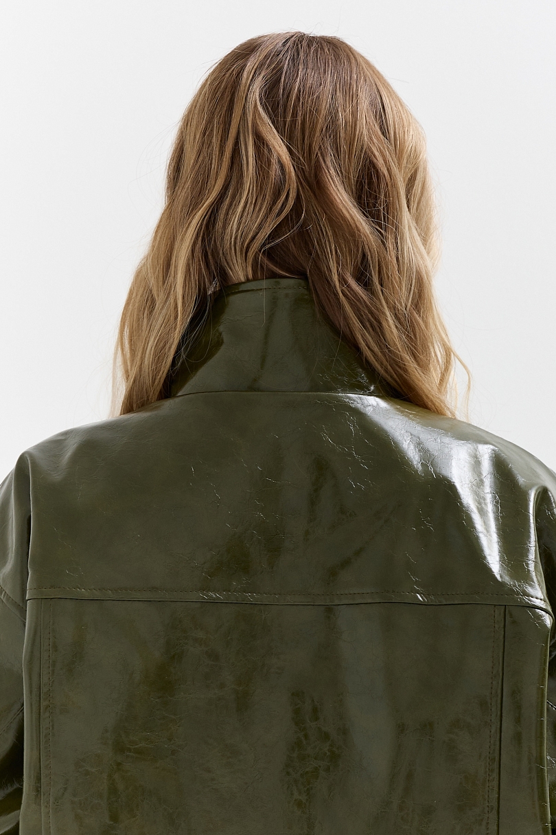 Бомбер из лакированной экокожи утепленный