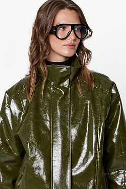 Бомбер из лакированной экокожи утепленный