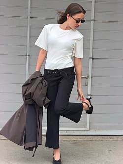 Футболка приталенного кроя с подплечниками