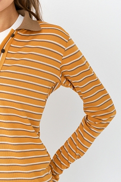 Лонгслив с воротником поло полуприталенный