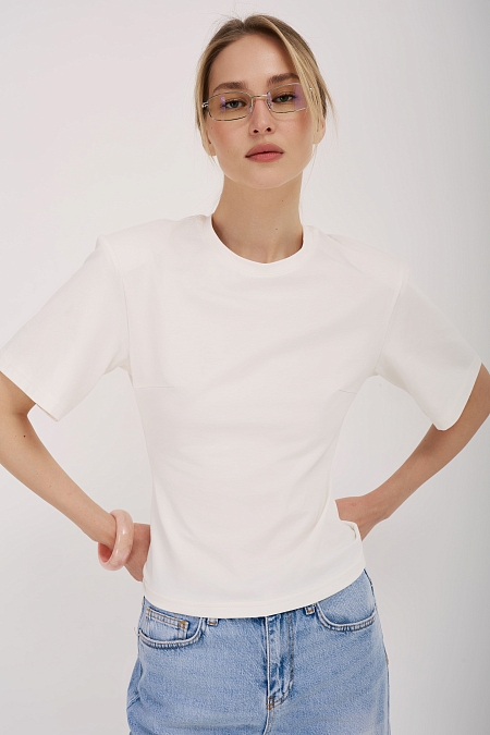Футболка приталенного кроя с подплечниками