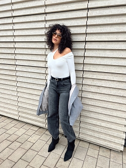 Боди с фигурным вырезом на плече