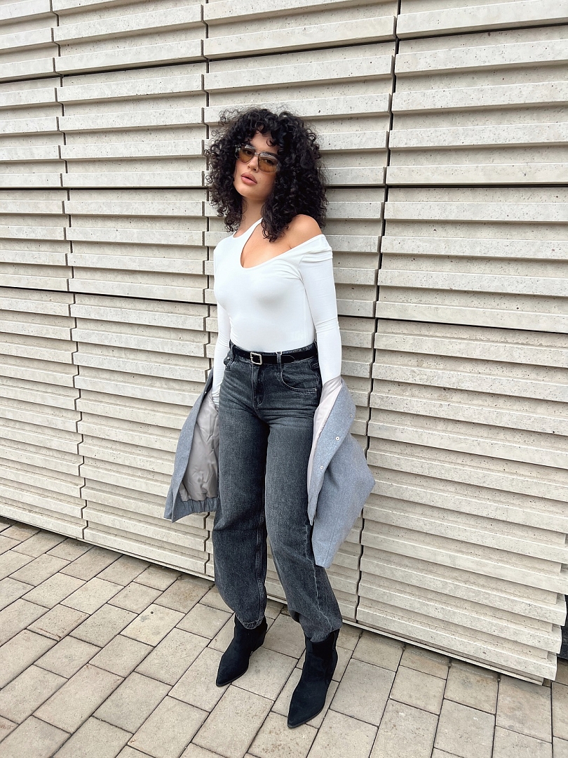 Боди с фигурным вырезом на плече