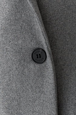 Пальто силуэтное с акцентными плечами