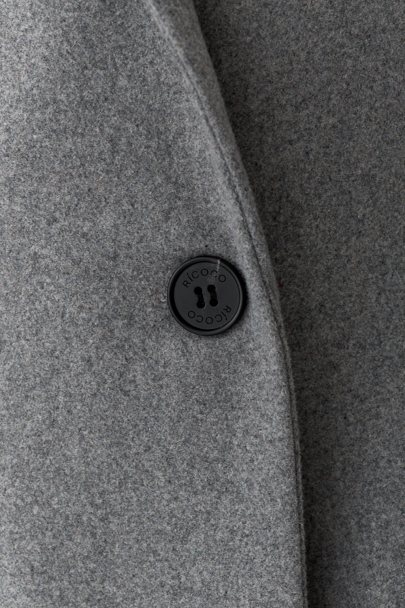 Пальто силуэтное с акцентными плечами